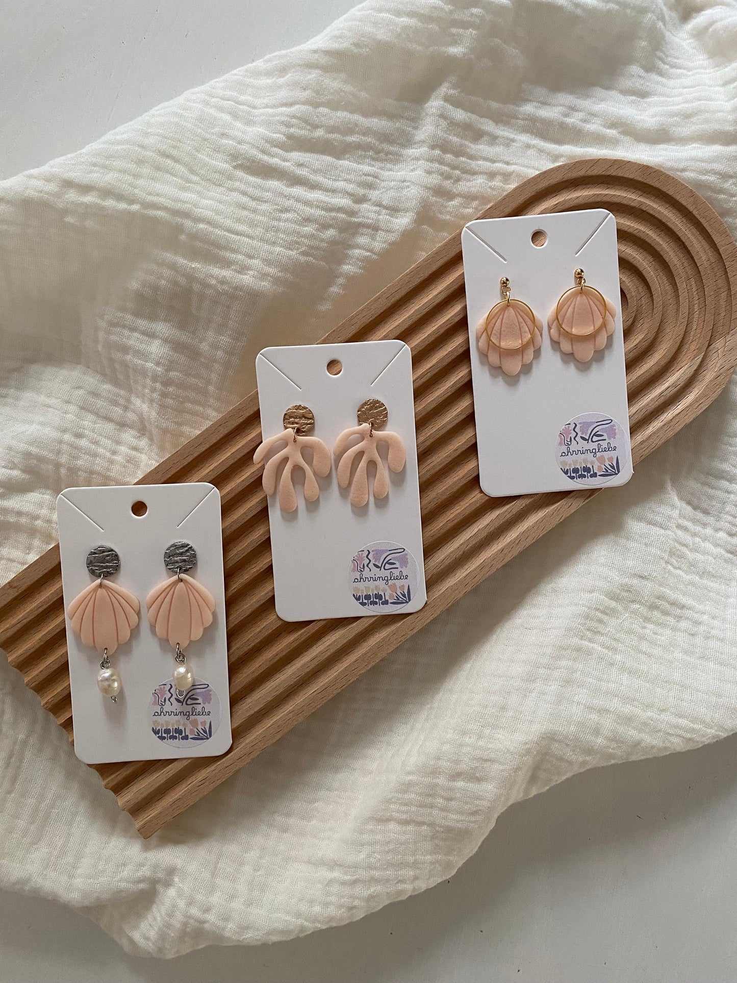 Ohrringe aus Polymerton Koralle mit Edelstahlstecker roségold hypoallergen blassrosa pfirsich