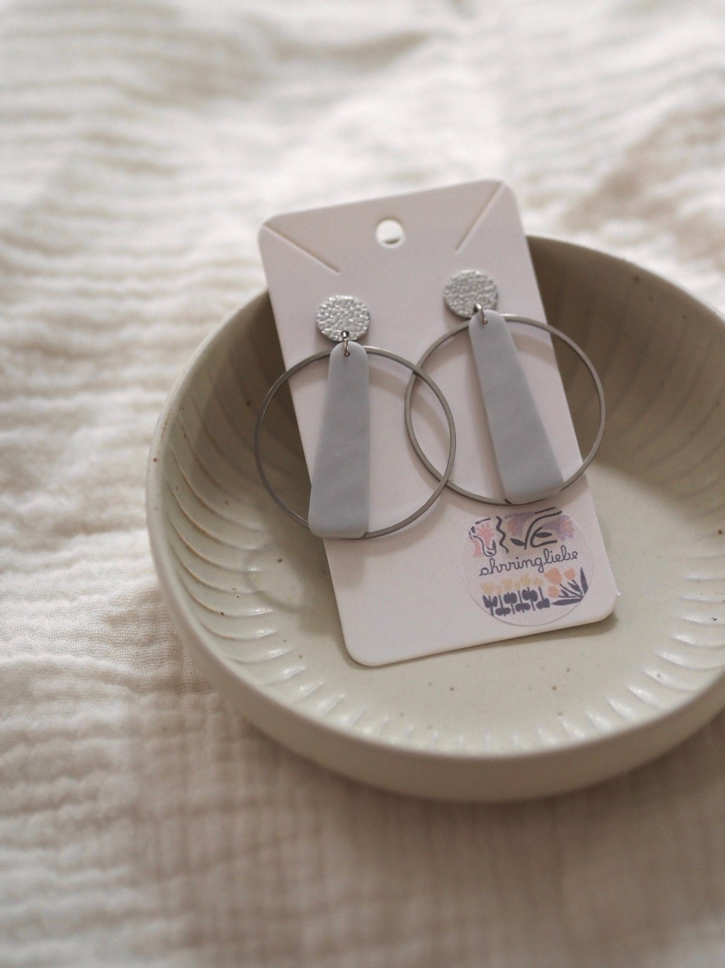 Ohrringe aus Polymerton grau beige mit Edelstahlstecker Edelstahl und einem Ring aus Edelstahl hypoallergen