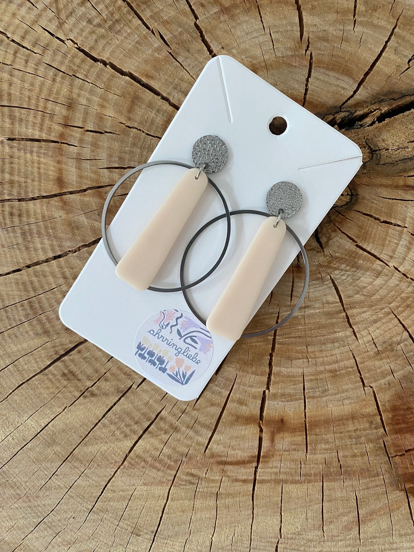 Ohrringe aus Polymerton grau beige mit Edelstahlstecker Edelstahl und einem Ring aus Edelstahl hypoallergen