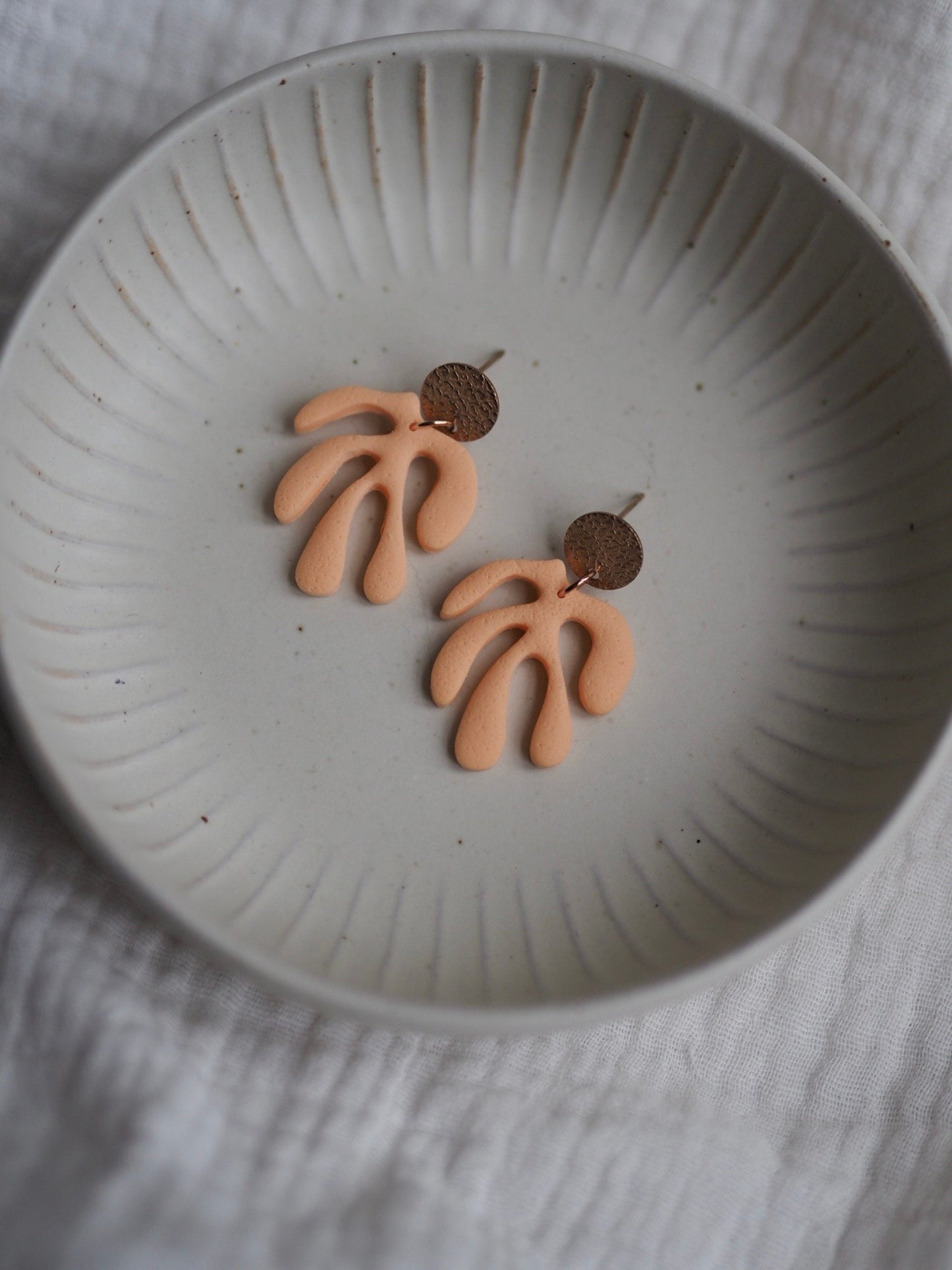 Ohrringe aus Polymerton Koralle mit Edelstahlstecker roségold hypoallergen blassrosa pfirsich