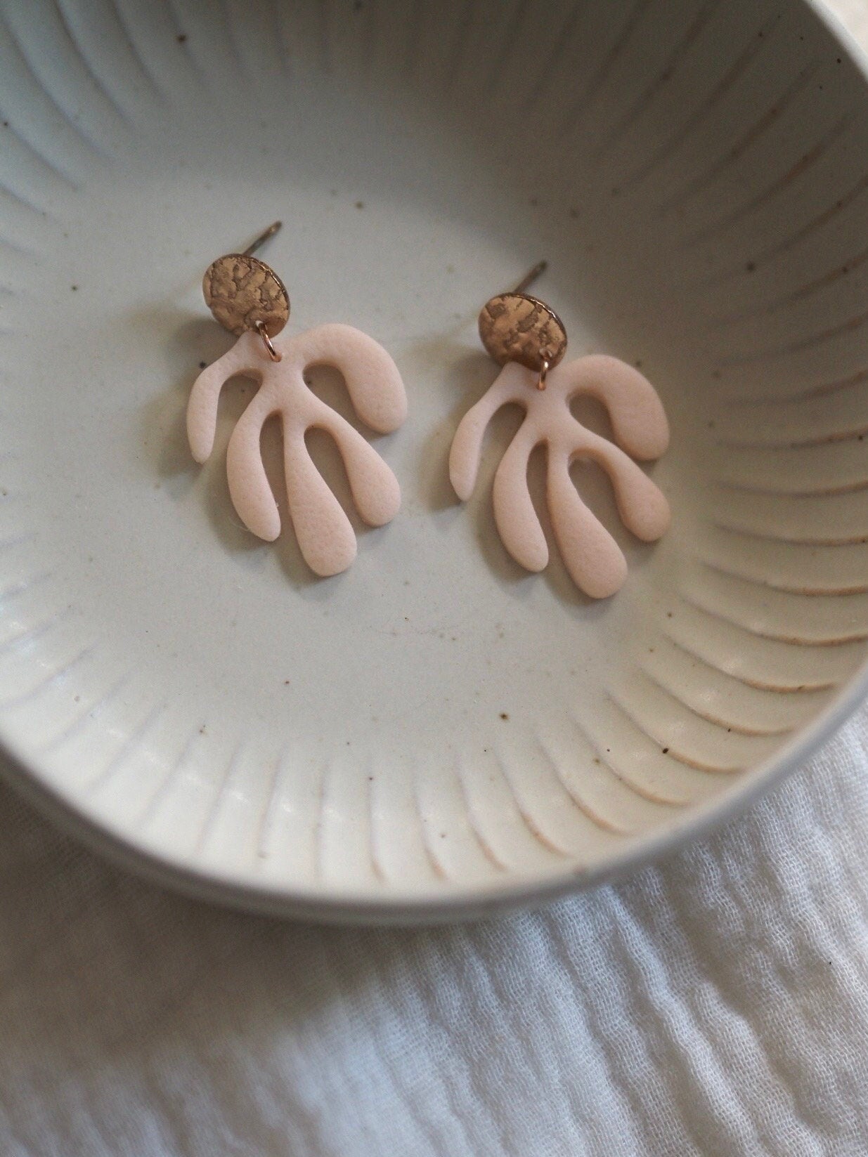 Ohrringe aus Polymerton Koralle mit Edelstahlstecker roségold hypoallergen blassrosa pfirsich