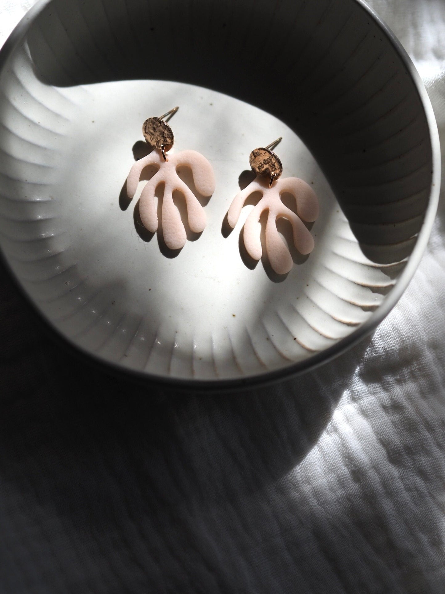 Ohrringe aus Polymerton Koralle mit Edelstahlstecker roségold hypoallergen blassrosa pfirsich