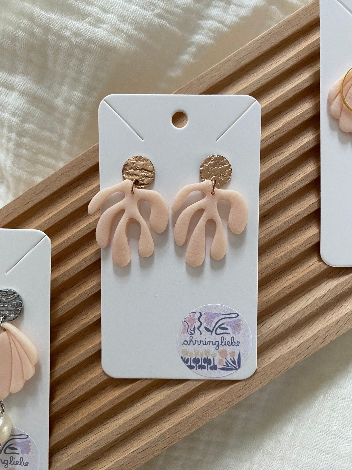 Ohrringe aus Polymerton Koralle mit Edelstahlstecker roségold hypoallergen blassrosa pfirsich