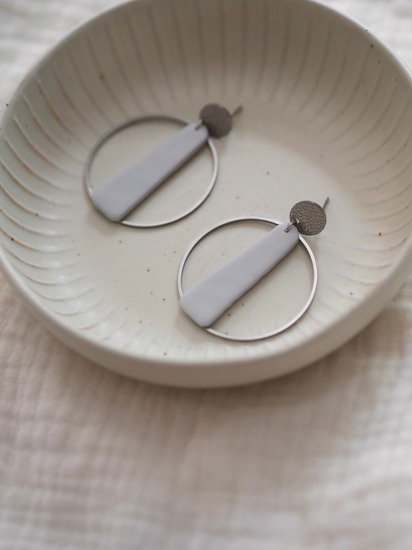 Ohrringe aus Polymerton grau beige mit Edelstahlstecker Edelstahl und einem Ring aus Edelstahl hypoallergen