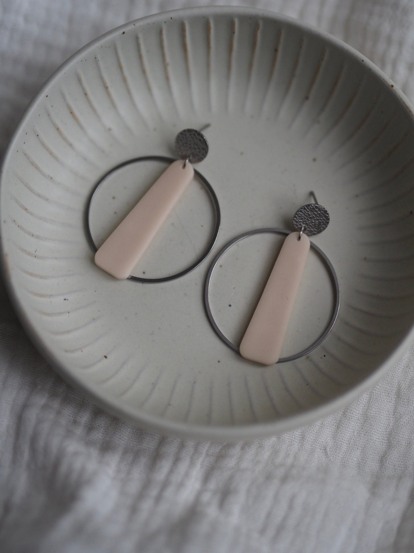 Ohrringe aus Polymerton grau beige mit Edelstahlstecker Edelstahl und einem Ring aus Edelstahl hypoallergen