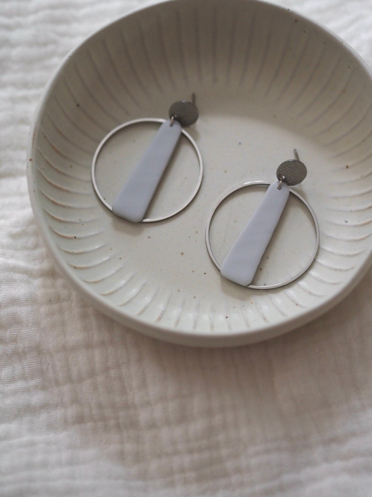 Ohrringe aus Polymerton grau beige mit Edelstahlstecker Edelstahl und einem Ring aus Edelstahl hypoallergen